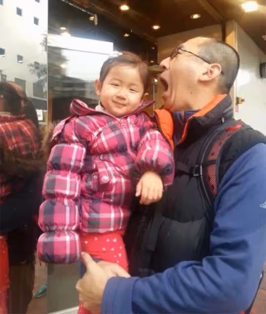 最好的愛是陪伴!媽媽連拍10年「爸爸抱女兒」的溫馨畫面成「最棒成長照」看細節更催淚: 無可取代的珍貴回憶