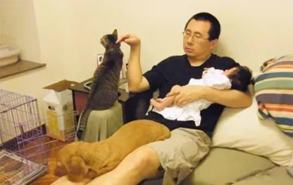 最好的愛是陪伴!媽媽連拍10年「爸爸抱女兒」的溫馨畫面成「最棒成長照」看細節更催淚: 無可取代的珍貴回憶