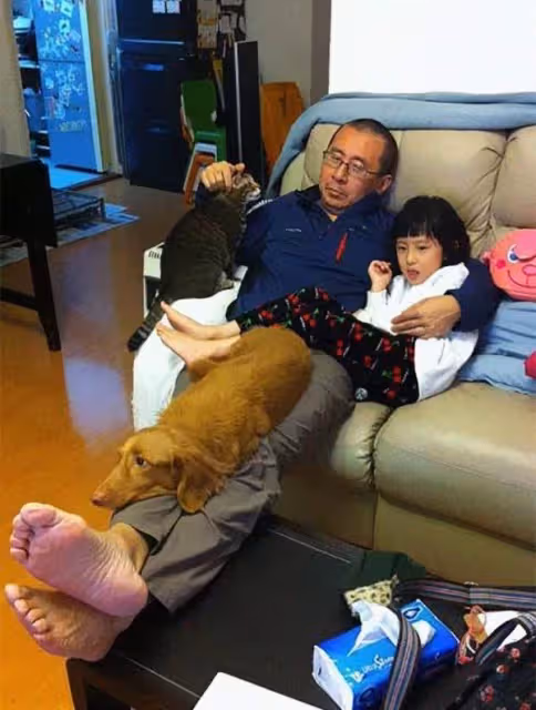 最好的愛是陪伴!媽媽連拍10年「爸爸抱女兒」的溫馨畫面成「最棒成長照」看細節更催淚: 無可取代的珍貴回憶