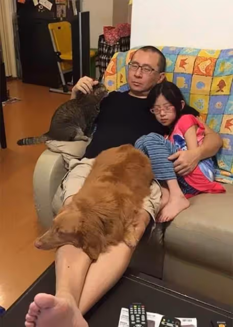 最好的愛是陪伴!媽媽連拍10年「爸爸抱女兒」的溫馨畫面成「最棒成長照」看細節更催淚: 無可取代的珍貴回憶