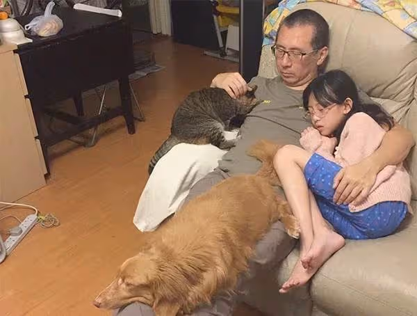 最好的愛是陪伴!媽媽連拍10年「爸爸抱女兒」的溫馨畫面成「最棒成長照」看細節更催淚: 無可取代的珍貴回憶