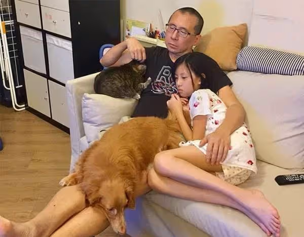 最好的愛是陪伴!媽媽連拍10年「爸爸抱女兒」的溫馨畫面成「最棒成長照」看細節更催淚: 無可取代的珍貴回憶