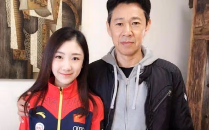 老戲骨張豐毅娶小14歲嬌妻,為繼女買豪車,卻對親生兒子冷嘲熱諷