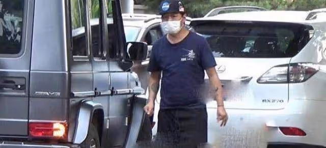 白百何羽凡接兒子放學,羽凡肚腩明顯,注意白百何看羽凡眼神?
