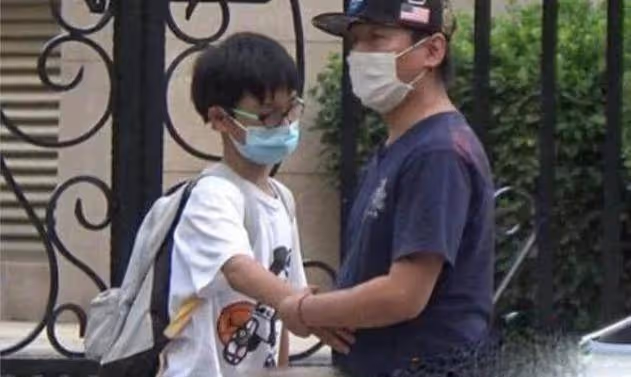 白百何羽凡接兒子放學,羽凡肚腩明顯,注意白百何看羽凡眼神?
