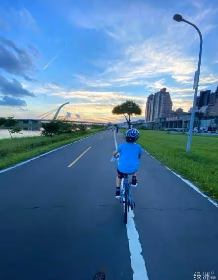 林志穎和kimi騎自行車,11歲兒子身高快趕上爸爸,膚色健康有肌肉