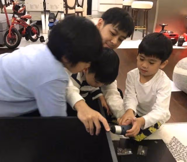 林志穎和kimi騎自行車,11歲兒子身高快趕上爸爸,膚色健康有肌肉