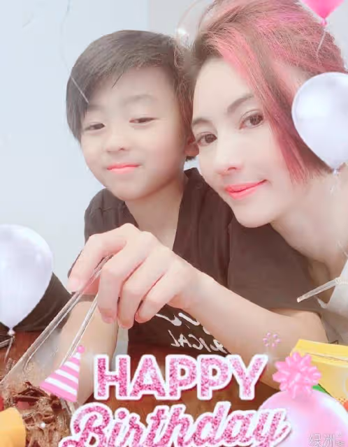 小林青霞替二兒子慶生,三兒子金髮奪目,網友紛紛猜測生父是誰