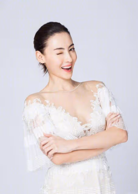 小林青霞替二兒子慶生,三兒子金髮奪目,網友紛紛猜測生父是誰