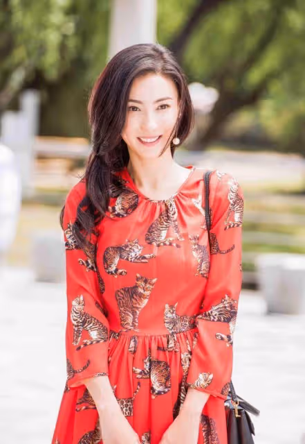 小林青霞替二兒子慶生,三兒子金髮奪目,網友紛紛猜測生父是誰