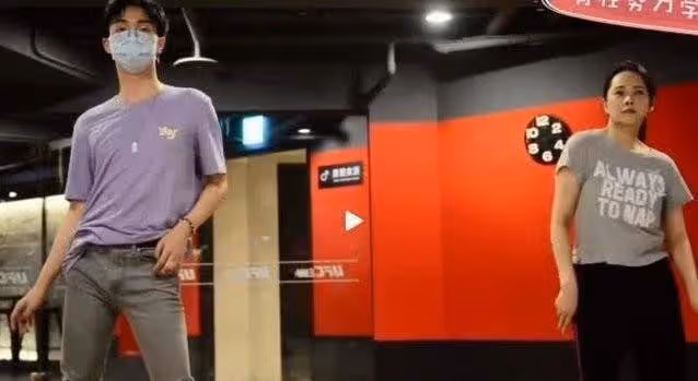 伊能靜18歲兒子挺會玩，對女裝造型情有獨鍾，身材妖嬈完勝女人