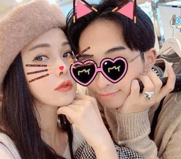 伊能靜18歲兒子挺會玩，對女裝造型情有獨鍾，身材妖嬈完勝女人