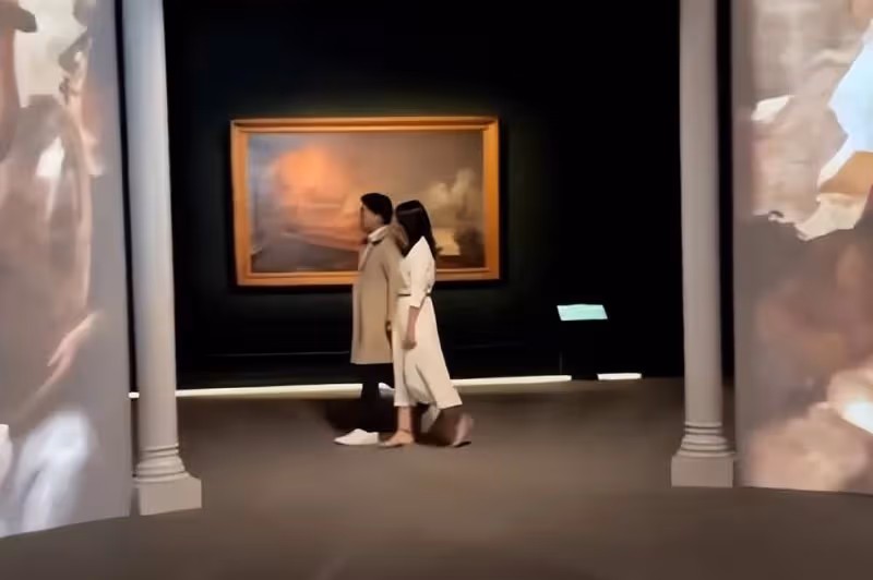 郭晶晶霍啟剛夫妻秀恩愛，在藝術館內牽手拍攝浪漫的影片