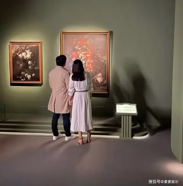 郭晶晶霍啟剛夫妻秀恩愛,在藝術館內牽手拍攝浪漫的影片