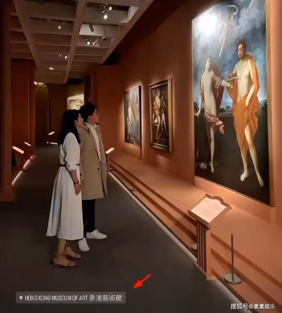 郭晶晶霍啟剛夫妻秀恩愛,在藝術館內牽手拍攝浪漫的影片