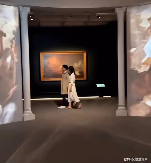 郭晶晶霍啟剛夫妻秀恩愛,在藝術館內牽手拍攝浪漫的影片