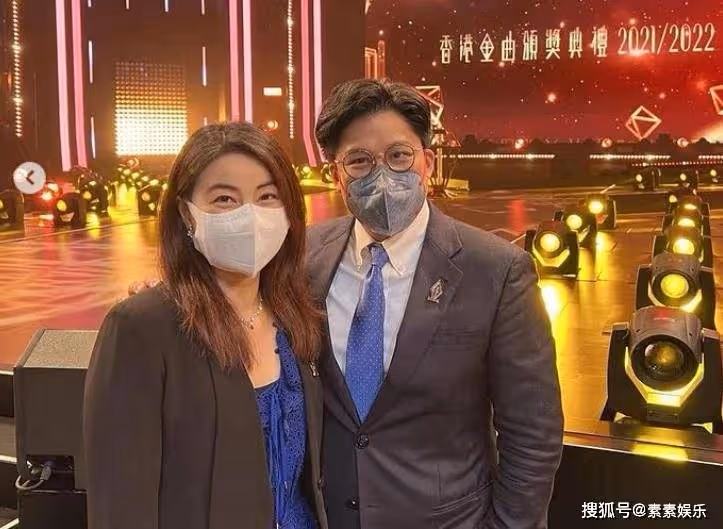 郭晶晶霍啟剛夫妻秀恩愛,在藝術館內牽手拍攝浪漫的影片