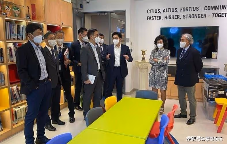 郭晶晶霍啟剛夫妻秀恩愛,在藝術館內牽手拍攝浪漫的影片