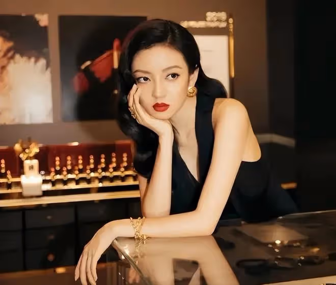 看臉是美女，一看脖子全完蛋！這些被短脖子拖累的女星，太慘了