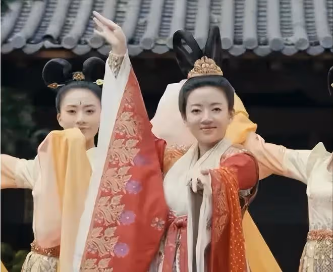 看臉是美女，一看脖子全完蛋！這些被短脖子拖累的女星，太慘了