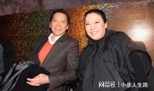 網友洗手間偶遇向太，曬合影直言被蝴蝶鑽戒美瞎，年入千億無架子