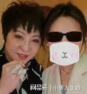 網友洗手間偶遇向太，曬合影直言被蝴蝶鑽戒美瞎，年入千億無架子