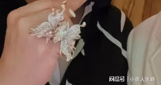網友洗手間偶遇向太，曬合影直言被蝴蝶鑽戒美瞎，年入千億無架子