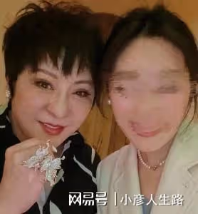 網友洗手間偶遇向太，曬合影直言被蝴蝶鑽戒美瞎，年入千億無架子