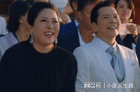網友洗手間偶遇向太,曬合影直言被蝴蝶鑽戒美瞎,年入千億無架子