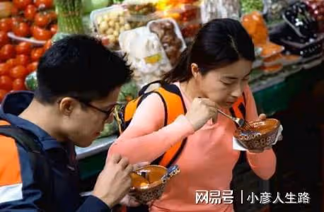 網友洗手間偶遇向太,曬合影直言被蝴蝶鑽戒美瞎,年入千億無架子