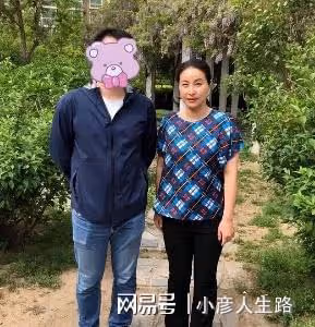 網友洗手間偶遇向太,曬合影直言被蝴蝶鑽戒美瞎,年入千億無架子
