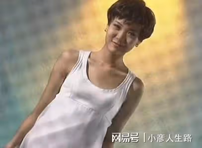柯藍:年少成名23歲年薪百萬,感情生活從不間斷,今50歲依然單身