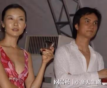 柯藍:年少成名23歲年薪百萬,感情生活從不間斷,今50歲依然單身