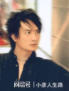 柯藍:年少成名23歲年薪百萬,感情生活從不間斷,今50歲依然單身