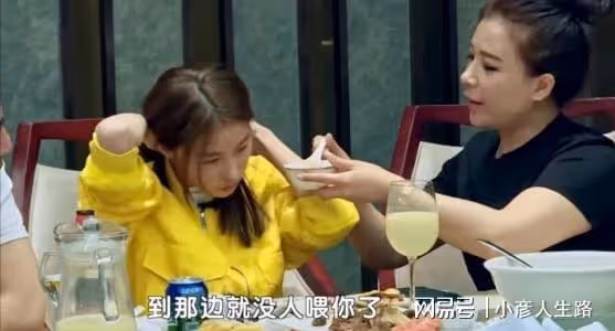 遼寧「女巨嬰」:16歲吃飯靠人喂,每天花銷過萬,開豪車賣手機殼