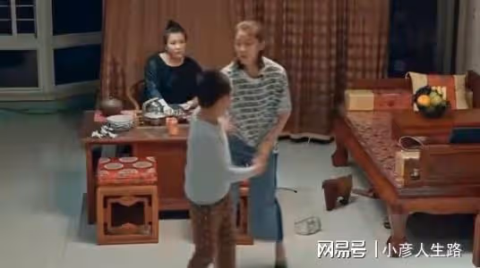 遼寧「女巨嬰」:16歲吃飯靠人喂,每天花銷過萬,開豪車賣手機殼