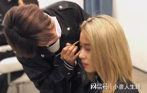 遼寧「女巨嬰」:16歲吃飯靠人喂,每天花銷過萬,開豪車賣手機殼