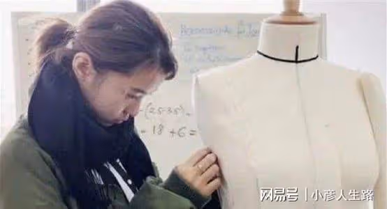 遼寧「女巨嬰」:16歲吃飯靠人喂,每天花銷過萬,開豪車賣手機殼