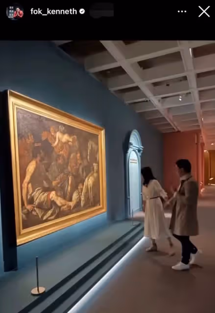霍啟剛夫婦十指緊扣看展,郭晶晶穿白裙顯女人味,男方發福難辨認