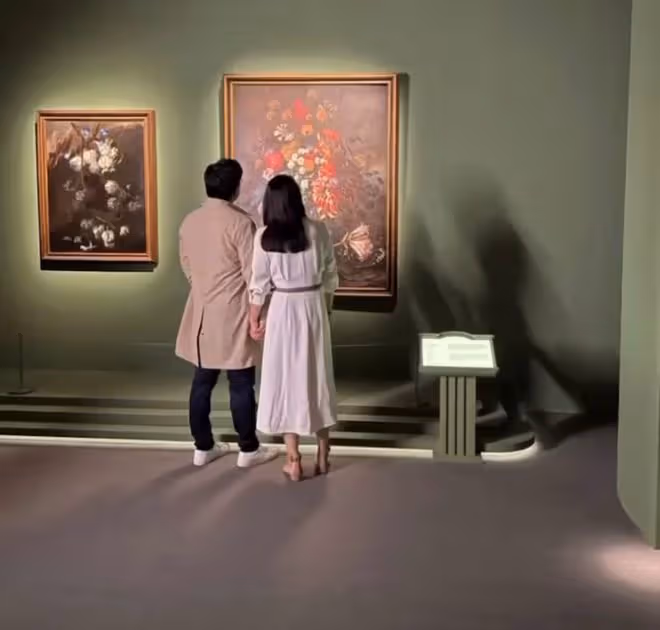 霍啟剛夫婦十指緊扣看展,郭晶晶穿白裙顯女人味,男方發福難辨認