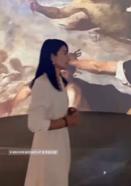 霍啟剛夫婦十指緊扣看展,郭晶晶穿白裙顯女人味,男方發福難辨認
