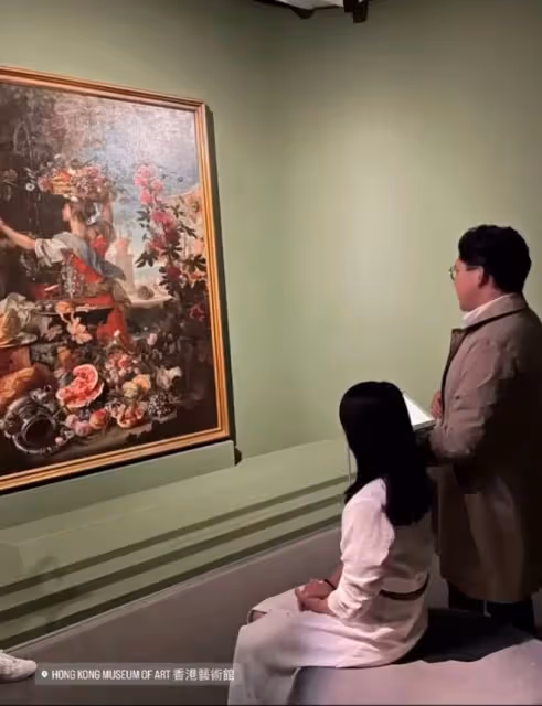 霍啟剛夫婦十指緊扣看展,郭晶晶穿白裙顯女人味,男方發福難辨認
