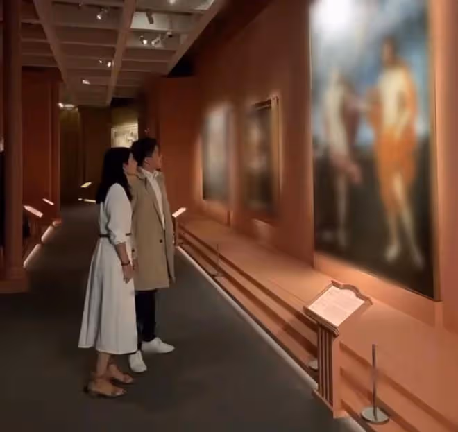 霍啟剛夫婦十指緊扣看展,郭晶晶穿白裙顯女人味,男方發福難辨認