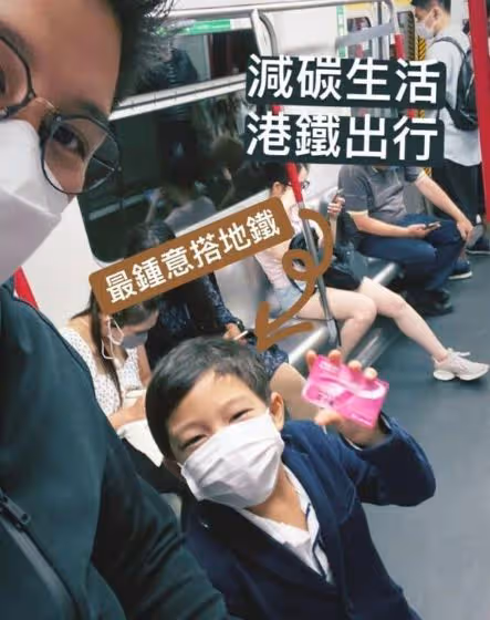 霍啟剛夫婦十指緊扣看展,郭晶晶穿白裙顯女人味,男方發福難辨認