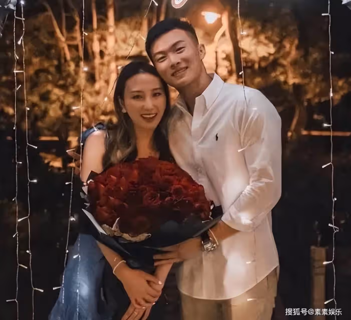 賭王准女婿人生迎來改變,向何超雲求婚成功後,工作升職又加薪