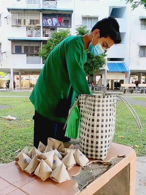 每天爬5樓挨戶叫賣椰漿飯，大馬15歲男孩：我要養媽媽