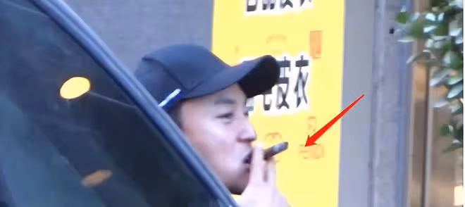 34歲釋小龍曬照！穿百元衣手拿雪茄肌肉有型，下巴尖削撞臉湯鎮業