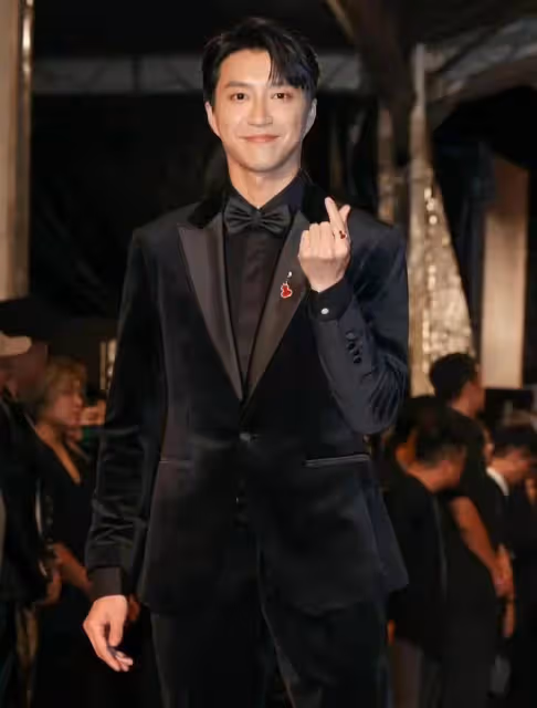 金鐘獎紅毯：小S造型似元寶，曾寶儀膀大腰圓，江宏傑眼影好妖嬈