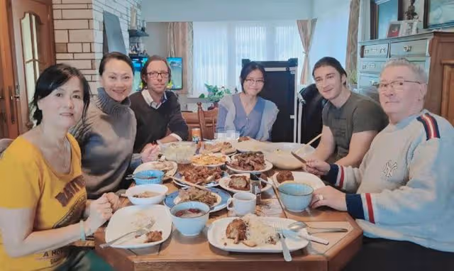 大宋佳攜二婚老公露面！穿著樸素接地氣，定居比利時轉行開服裝店