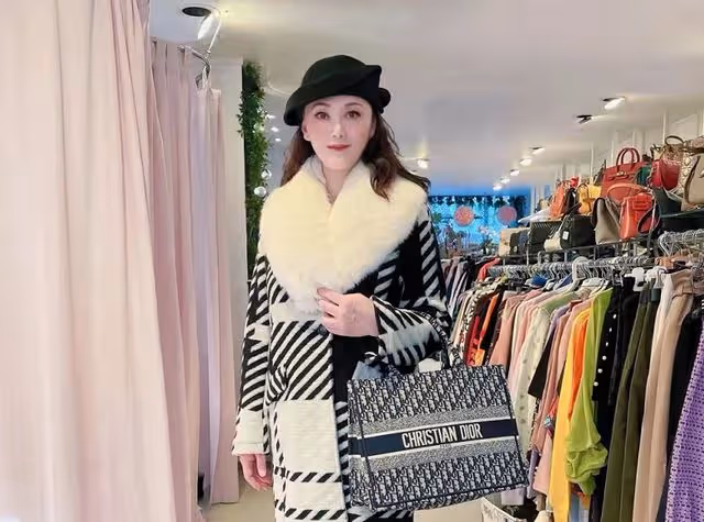 大宋佳攜二婚老公露面！穿著樸素接地氣，定居比利時轉行開服裝店